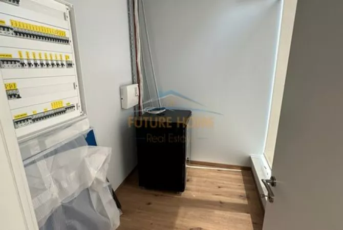 Ambiente Commerciale in Affitto 3+1 a Tirana - 7,500 Euro