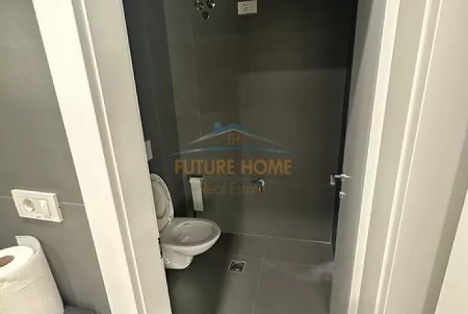 Ambiente Commerciale in Affitto 3+1 a Tirana - 7,500 Euro