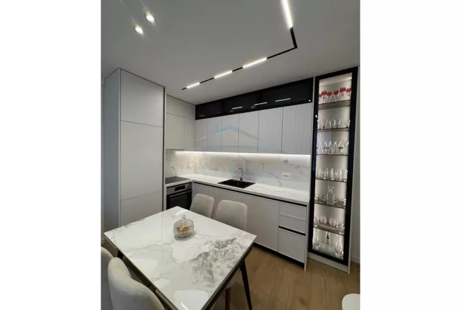 Shtepi ne shitje Apartament ne Tirane, 3+1, Mobilimi E mobiluar, Pagesa 242,000  Euro.