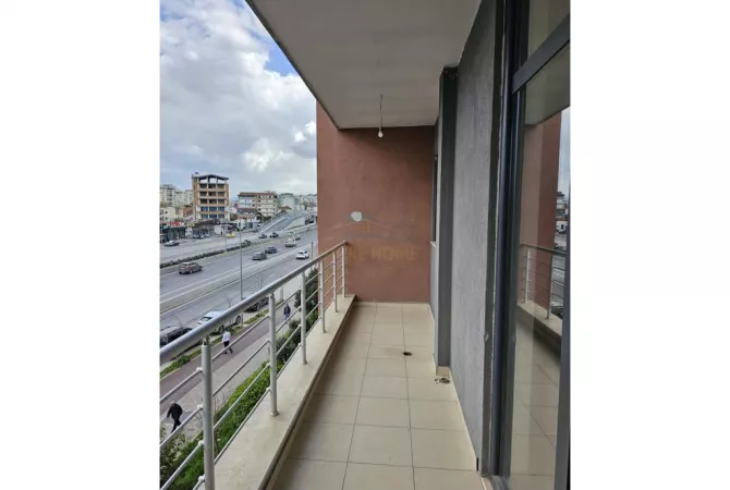 Ambiente Commerciale in Affitto 3+1 a Tirana - 800 Euro