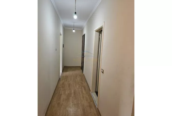 Ambiente Commerciale in Affitto 3+1 a Tirana - 800 Euro