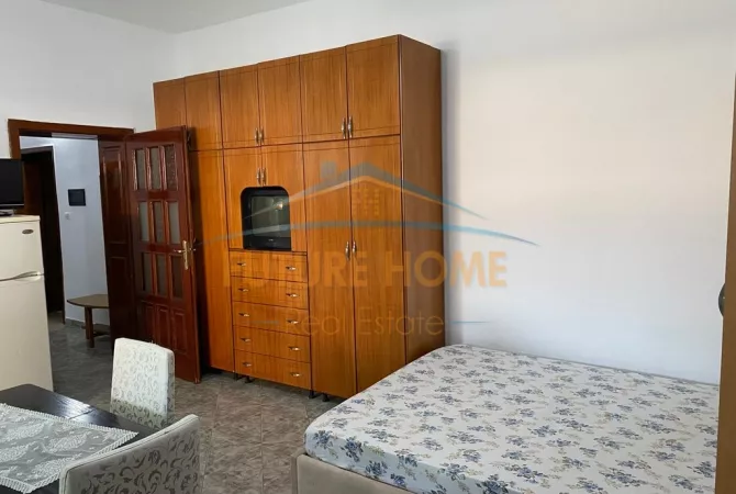 Shtepi ne shitje Apartament ne Tirane, Garsoniere, Mobilimi Bosh, pa mobiluar, Pagesa 75,000  Euro.