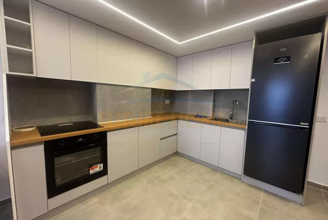 Shtepi ne shitje Duplex(shtepi me 2 kate) ne Tirane, 2+1, Mobilimi E mobiluar, Pagesa 120,000  Euro.