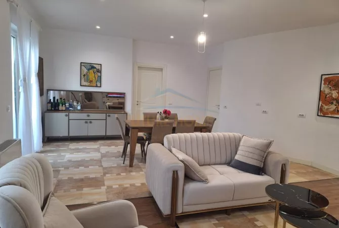 Shtepi ne shitje Vila Luksoze ne Tirane, 4+1, Mobilimi E mobiluar, Pagesa 650,000  Euro.