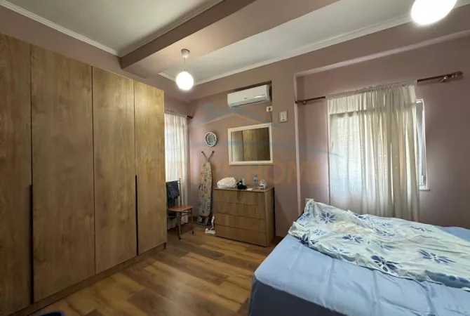 Shtepi me qera 4+1 ne Tirane - 1,200 Euro