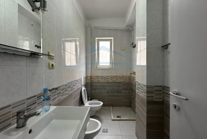 Shtepi me qera Vila Luksoze ne Tirane, 4+1, Mobilimi E mobiluar, Pagesa 1,200  Euro.