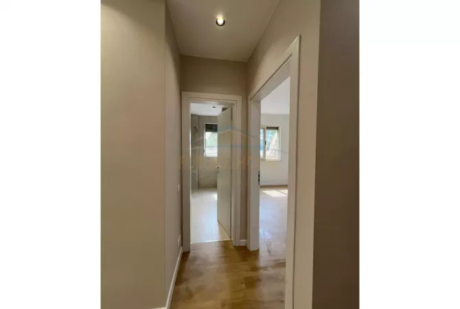 Shtepi ne shitje Apartament ne Durres, 2+1, Mobilimi Bosh, pa mobiluar, Pagesa 140,000  Euro.