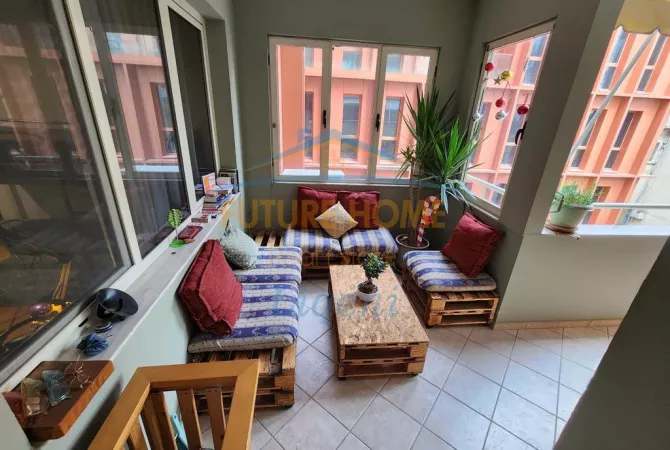 Shtepi ne shitje Apartament ne Tirane, 2+1, Mobilimi E mobiluar, Pagesa 400,000  Euro.