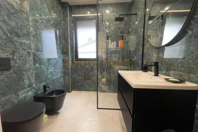 Shtepi ne shitje Apartament ne Tirane, 2+1, Mobilimi E mobiluar, Pagesa 369,000  Euro.