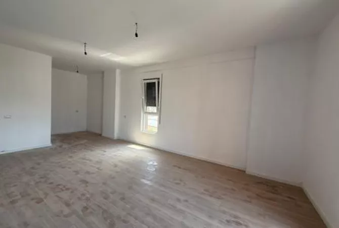 Shtepi ne shitje Apartament ne Tirane, 2+1, Mobilimi Bosh, pa mobiluar, Pagesa 109,900  Euro.
