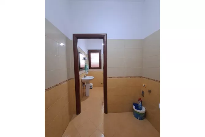 Shtepi me qera Apartament ne Tirane, 2+1, Mobilimi Bosh, pa mobiluar, Pagesa 400  Euro.