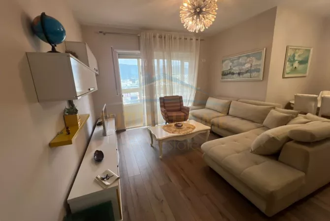 Shtepi me qera Apartament ne Tirane, 2+1, Mobilimi E mobiluar, Pagesa 800  Euro.