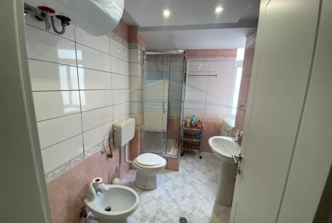 Shtepi me qera Apartament ne Tirane, 3+1, Mobilimi E mobiluar, Pagesa 1,200  Euro.