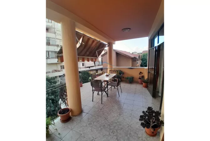 Shtepi me qera Vila Luksoze ne Tirane, 3+1, Mobilimi E mobiluar, Pagesa 5,000  Euro.