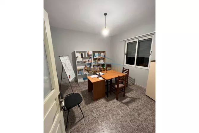Ambient biznesi me qera 3+1 ne Tirane - 600 Euro