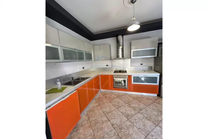 Shtepi me qera Vila Luksoze ne Tirane, 5+1, Mobilimi Bosh, pa mobiluar, Pagesa 1,200  Euro.