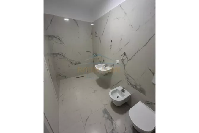 Shtepi ne shitje Apartament ne Tirane, 2+1, Mobilimi Bosh, pa mobiluar, Pagesa 230,000  Euro.