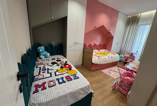 Shtepi ne shitje Apartament ne Tirane, 2+1, Mobilimi E mobiluar, Pagesa 180,000  Euro.