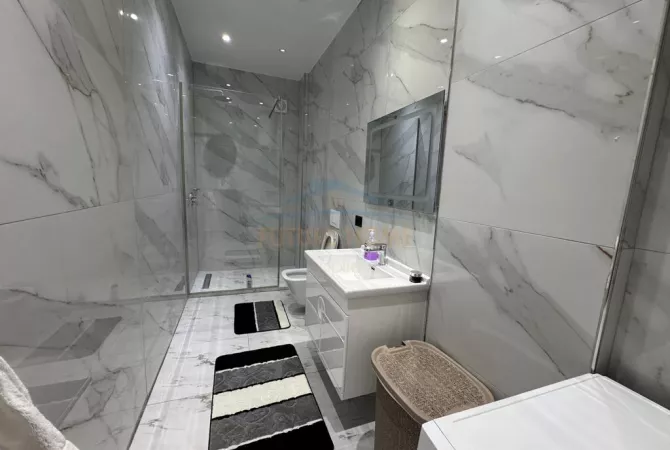 Shtepi ne shitje Apartament ne Tirane, 2+1, Mobilimi E mobiluar, Pagesa 180,000  Euro.