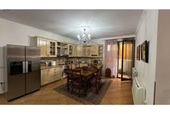 Shtepi ne shitje Apartament ne Tirane, 3+1, Mobilimi E mobiluar, Pagesa 320,000  Euro.