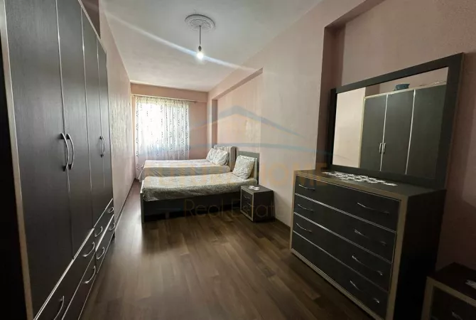 Shtepi ne shitje Apartament ne Tirane, 2+1, Mobilimi E mobiluar, Pagesa 165,000  Euro.