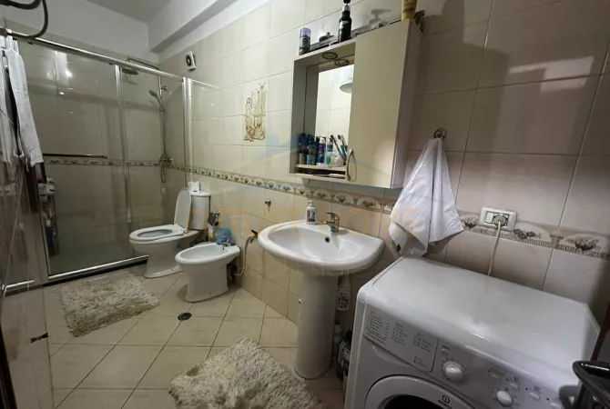 Shtepi ne shitje Apartament ne Tirane, 2+1, Mobilimi E mobiluar, Pagesa 165,000  Euro.
