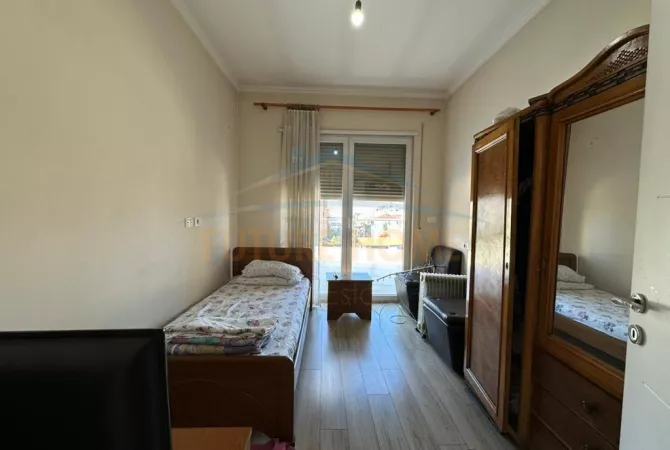 Shtepi ne shitje Apartament ne Tirane, 3+1, Mobilimi E mobiluar, Pagesa 250,000  Euro.