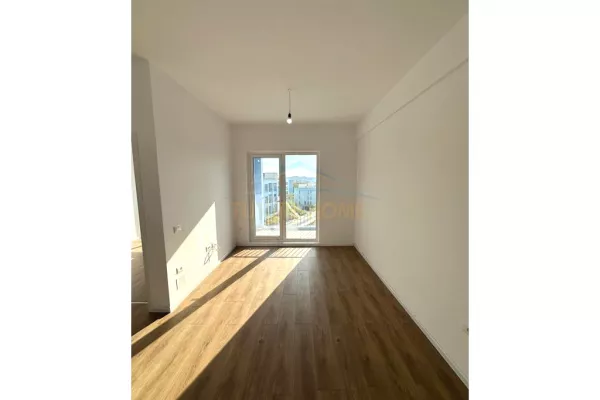 Shtepi ne shitje Apartament ne Tirane, 1+1, Mobilimi Bosh, pa mobiluar, Pagesa 80,000  Euro.