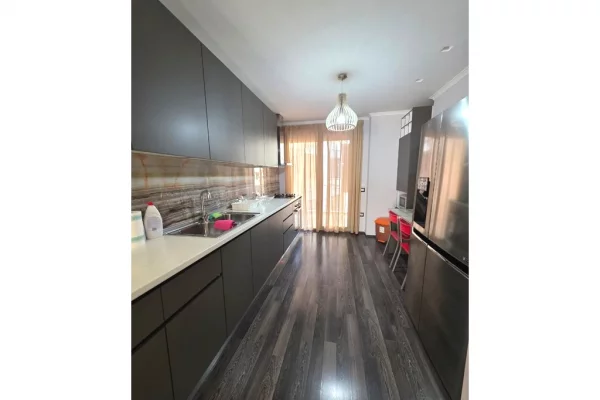 Shtepi me qera 2+1 ne Tirane - 1,400 Euro