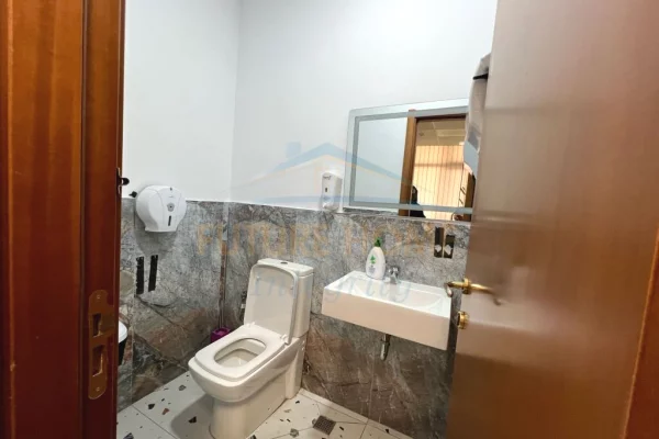 Ambient biznesi me qera 3+1 ne Tirane - 5,900 Euro