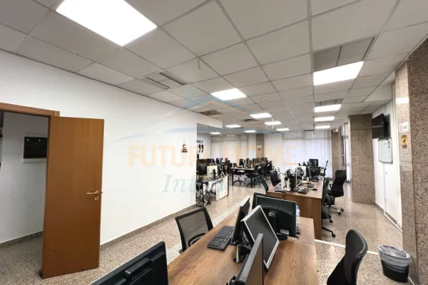 Ambient biznesi me qera 3+1 ne Tirane - 5,900 Euro