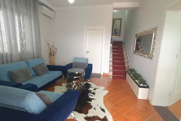 Shtepi ne shitje Vila Luksoze ne Tirane, 6+1, Mobilimi E mobiluar, Pagesa 1,200,000  Euro.