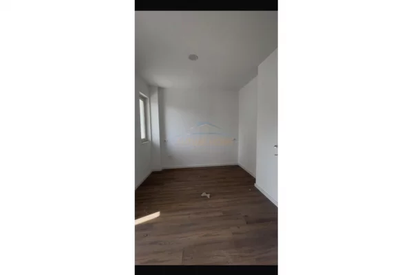 Shtepi ne shitje Apartament ne Tirane, 1+1, Mobilimi Bosh, pa mobiluar, Pagesa 158,000  Euro.