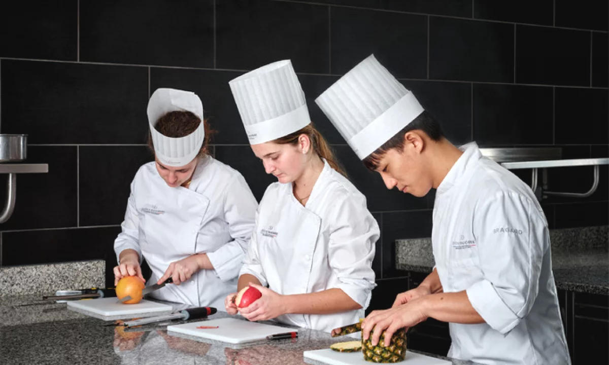 Njoftime Pune ne Sarande, Profesioni Kuzhinjere tradicionanle , Me eksperience, Pagesa 200,000  Leke.