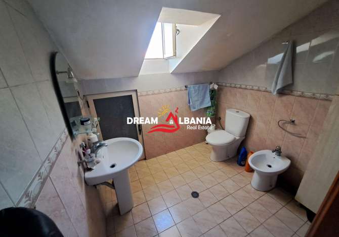 Shtepi ne shitje Apartament ne Tirane, 2+1, Mobilimi E mobiluar, Pagesa 93,000  Euro.