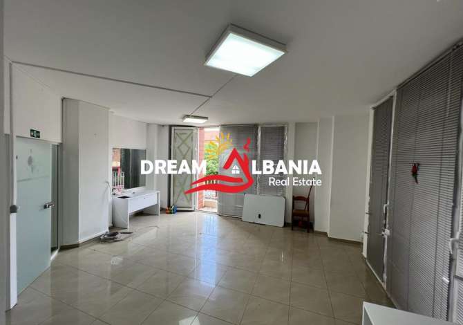 Zyre me qera tek Komuna e Parisit prane Stadiumit Dinamo ne Tirane (ID 4261903)