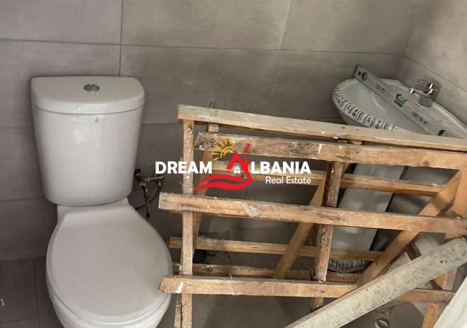 Magazine ne shitje ne autostraden Tirane-Durres (ID 4181065)