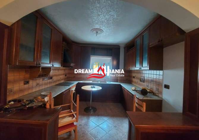 Shtepi ne shitje Penthose(kati i fundit panoramik) ne Tirane, 3+1, Mobilimi E mobiluar, Pagesa 220,000  Euro.