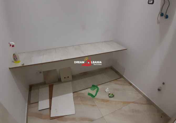 Zyre me qera ne rrugen e Durresit prane sheshit Zogu i zi ne Tirane (ID 4261493)