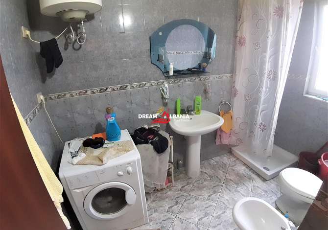 Shtepi ne shitje  ne Tirane, 2+1, Mobilimi E mobiluar, Pagesa 65,000  Euro.