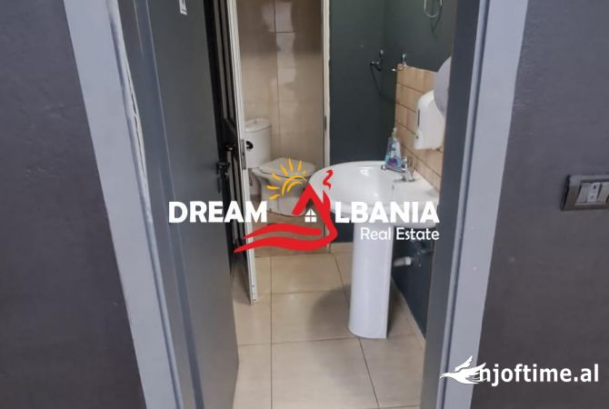 Ambjent zyre me qera ne rrugen “Kongresi i Lushnjes”, prane “21 Dhjetorit” (ID 42611030)