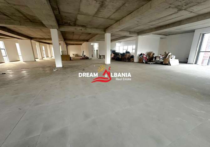 Jepet me qera ambjent zyre/magazine, ne Kombinat, prane Komisariatit Nr.6 (ID 42611154)