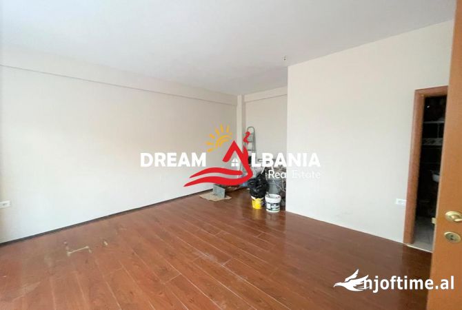 Jepet me qera Ambient Biznesi ne rrugen e Durrsit prane Komisariatit Nr.3 ne Tirane (ID 4261759)