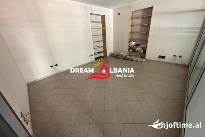 Godine multifunksionale me qera buze rruges se Kavajes, prane Raiffaisen Bank, Tirane (ID 42611171)