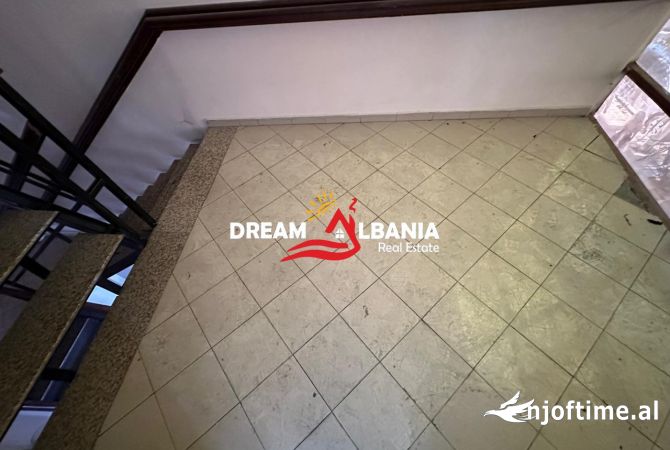 Godine multifunksionale me qera buze rruges se Kavajes, prane Raiffaisen Bank, Tirane (ID 42611171)