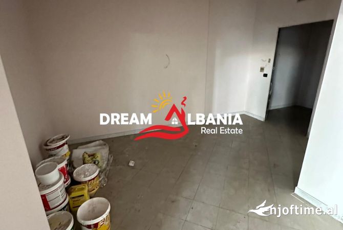 Godine multifunksionale me qera buze rruges se Kavajes, prane Raiffaisen Bank, Tirane (ID 42611171)