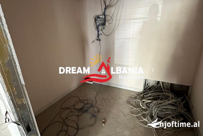 Godine multifunksionale me qera buze rruges se Kavajes, prane Raiffaisen Bank, Tirane (ID 42611171)