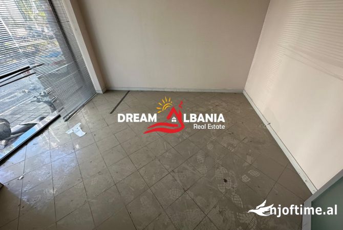 Godine multifunksionale me qera buze rruges se Kavajes, prane Raiffaisen Bank, Tirane (ID 42611171)