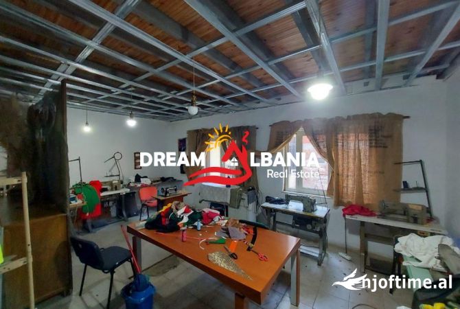 Shiten 2 Kate Vile ne Myslym Shyri prane Credins Bank, ne Tirane (ID 4151166)