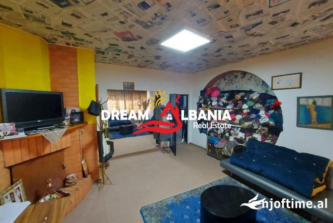 Shiten 2 Kate Vile ne Myslym Shyri prane Credins Bank, ne Tirane (ID 4151166)